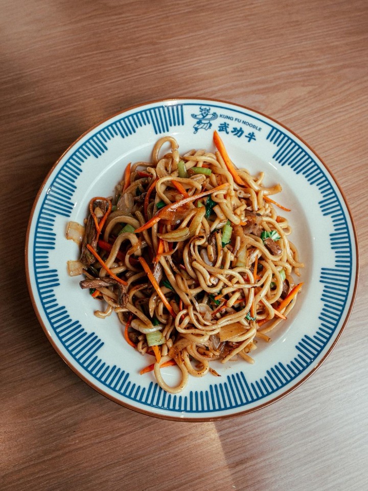 Plato de fideos salteados kung fu con gambas